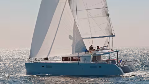 Wide, tall and with a big sail area. Catamarans are impressive beasts. However, after a few days of training it is easy to handle 