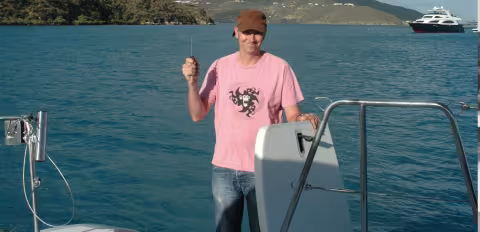 An anchorage at the end of the world, an open engine compartment... a screwdriver. The sailor has become a handyman!