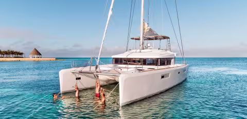 En famille, en couple ou avec des amis, le voyage en bateau permet de découvrir de nouveaux spots tous les jours. De quoi profiter à fond de la vie ! (Photo : Lagoon – Nicolas Claris)