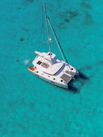 Un mouillage solitaire : il n'y a plus qu'à profiter de la vie. Bonnes vacances ! (photo : N. Claris – Lagoon)