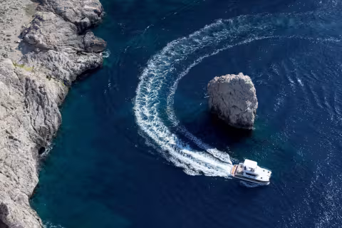 Before enjoying the boat you have chartered to the full, you will have to pass via the briefing and the charter company’s handover. A key moment for getting to know your boat and being able to take it where you want! 