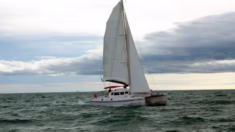 Faute de gîte – ou presque –, les efforts encaissés par le gréement d’un multicoque sont plus importants que ceux d’un monocoque. Il faut donc le contrôler régulièrement…