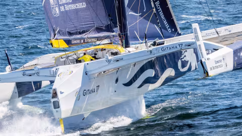 With the flying machine in full swing, note the adjustable end flap (yellow) at the bottom of the daggerboard (equipped with a trimmer). The 15.5 t and 32x23m of Gitana 17 sits on 4 points (leeward foil, central and port rudder blade and daggerboard flap)