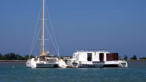 Jangada dans le havre de Benoa, à couple d’une erreur architecturale bien commode…