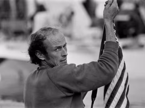 ©AFP / Jean-Pierre Prevel - Mike Birch à bord de son trimaran dessiné par Dick Newick, le 4 novembre 1978, veille du départ de la première édition de la Route du Rhum à Saint-Malo.