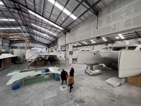 Chantier Voyage Yachts à Cape Town, Afrique du Sud. Même si la construction d’un multicoque ne représente que 20% de l’empreinte carbone totale 20 ans après sa mise à l’eau, de nombreux process et nouveaux matériaux permettent de produire des 