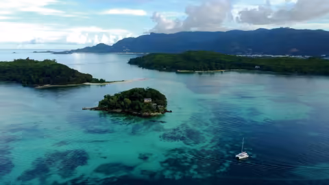 Premier mouillage – déjà enchanteur ! – devant l’île Longue. Nous ne sommes qu’à moins de deux milles de la base Moorings…