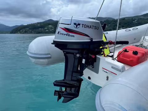 Le circuit d’alimentation d’un dinghy est plus exposé qu’il n’y paraît ; la nourrice, tout comme les tuyaux et raccords, sont exposés aux agressions extérieures et aux mouvements brusques. Deux bons réflexes de base : bien attacher la nourr