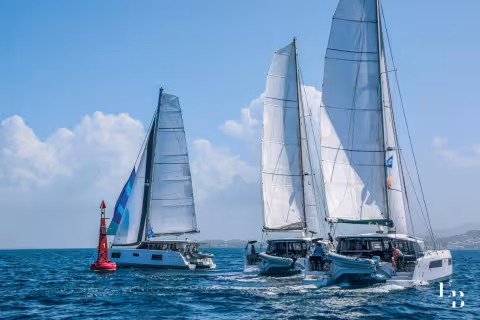 Pas besoin de plus que le petit vent thermique de l’après-midi pour animer la flotte Nautitech.