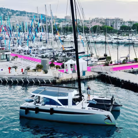 Le HH44 a adopté une motorisation hybride montée en parallèle de la marque Beta Marine. Sa réponse aux préoccupations de stopper les émissions dans les zones portuaires tout en conservant deux moteurs thermiques pour le large a séduit la clientèle