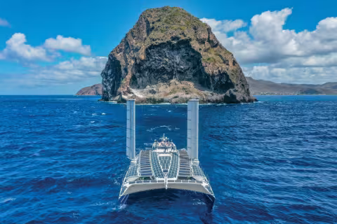 Le catamaran Energy Observer (ici en Martinique en 2020) est sans conteste le premier voilier à avoir validé au long cours le principe de la pile à combustible. ©Energy Observer