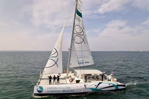 La compagnie Îliens a été la première à relancer, avec succès, le transport passagers à la voile sur une ligne régulière.