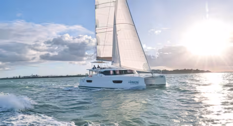Premiers essais du tout premier Astréa 42 Smart Electric  au large de La Rochelle. Sous voile, le catamaran peut régénérer jusqu’à 2 kW  par moteur.