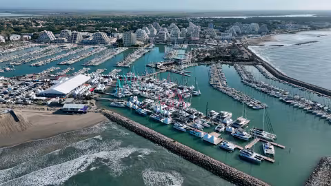 La cérémonie du MOTY se tiendra le 23 avril – jour de l’ouverture de l’International Multihull Show - dans le Club VIP visible à gauche de l’image, en bordure de plage.
