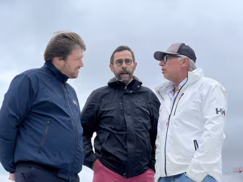 Emeric Leveau-Vallier, CEO de Capt’n Boat (à gauche) en grande discussion avec Emmanuel van Deth,  rédacteur en chef de Multicoques Mag (à droite).