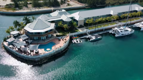 L’Xquisite Catamaran Center est installé  à quelques minutes de l’aéroport de  Freeport, sur l’île de Grand Bahama.