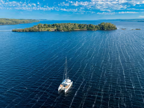 Vous aimez être tranquilles au mouillage ? La chasse au dernier corps-mort alors  qu’il n’est que 16h vous agace ?  Venez naviguer en Tasmanie !