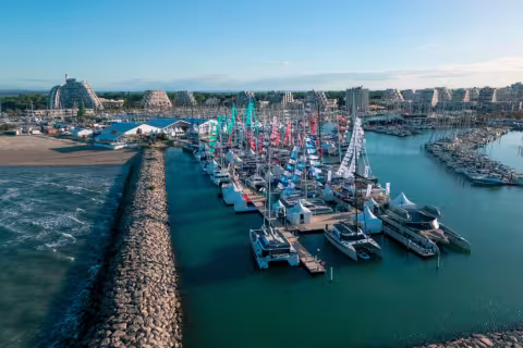 La cérémonie du MOTY s’est tenue le 23 avril dans le Club VIP visible à gauche de l’image, en bordure de plage.