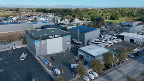 De nombreux pôles refit sont désormais opérationnels, à l’image du chantier SAS de Canet-en-Roussillon. Le Pôle  nautique de cette ville multihull friendly a même annoncé en 2024 la création du Pôle Village Refit, un groupement  d’entreprises
