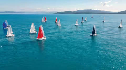 Les skippers attendent le vent… qui finira par rentrer dans le golfe de Follonica.