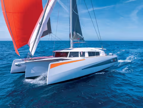 Brieuc est un habitué des longues traites océaniques en solitaire. Avec le spi, la trinquette et le drone en l’air, c’est encore meilleur ! 