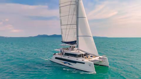 With over 1,900 square feet of upwind sail area, the 525e has no trouble carrying its 16.5-ton displacement, and also benefits from a self-tacking jib.