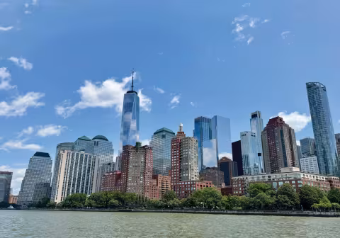 Découvrir New York en multicoque ? C’est possible… nous sommes ici sur l’East River à bord du Saona 47 Ile de Rey.