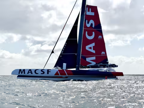Derniers bord sous GV 2 ris et J3 pour MACSF, qui vient de rentrer dans la rade de Brest.