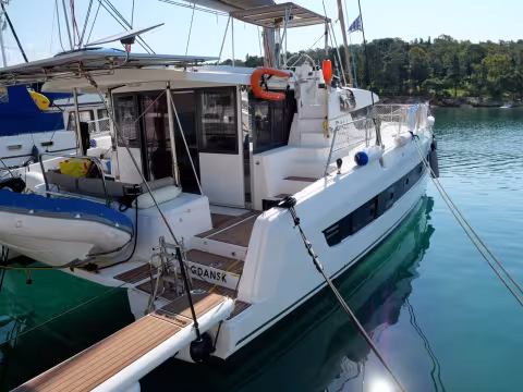 Cette passerelle gonflable est utilisée depuis 3 ans à bord du Bali 4.2 de Laura.