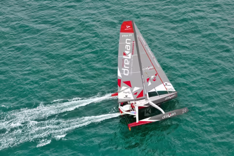 Redressement du trimaran Multi50 Drekan Groupe aux Bahamas  (15 m x 15m)