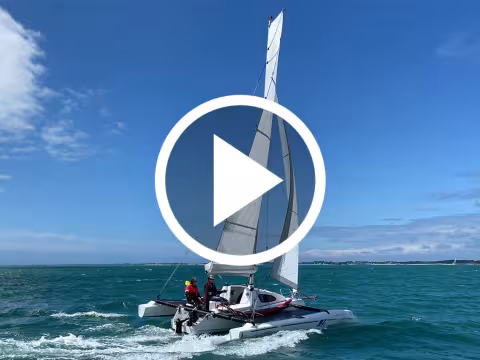 Astus 22.5 trimaran - Essai en baie de Quiberon - Multicoques Mag