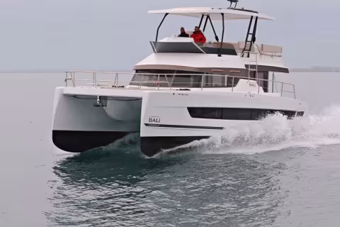 Bali Catspace Motor Yacht Catamaran – Vidéo exclusive en navigation - Multicoques Mag