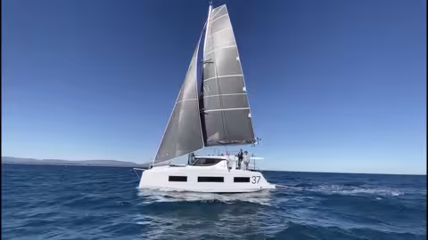 Aventura 37 catamaran - Teaser essai en mer - Multicoques Mag