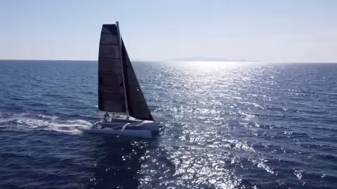 Corsair 880 trimaran - Teaser essai en mer à Follonica - Multicoques Mag