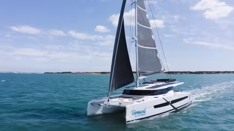 Aura 51 Smart Electric Catamaran - Teaser constructeur