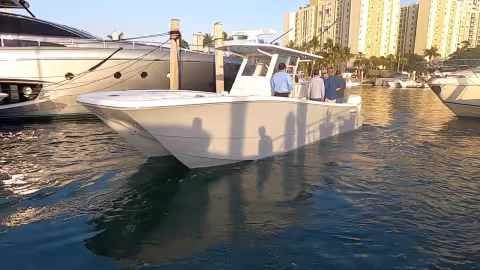 Invincible 33 Powercat - Teaser essai en mer - Multicoques Mag
