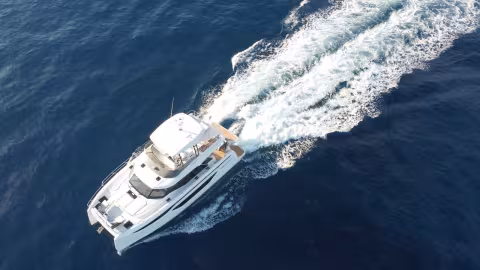 Prestige M48 powercat - Teaser essai en mer - Multicoques Mag