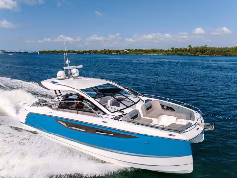 Four Winns TH36 Powercat - Visite guidée - Multicoques Mag