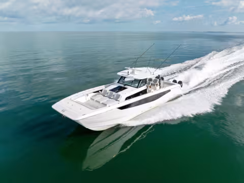 Aquila 47 Molokai powercat - Teaser essai en mer - Multicoques Mag