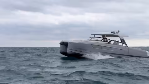 YOT 36 powercat - Teaser essai en mer avec Django Fontaine - Multicoques Mag