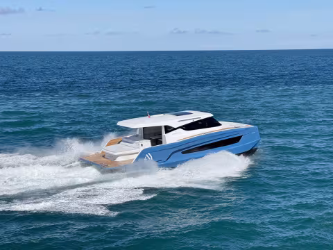 AVENTURA 38 Sport Cruiser Powercat | Teaser essai en mer | Multicoques Mag