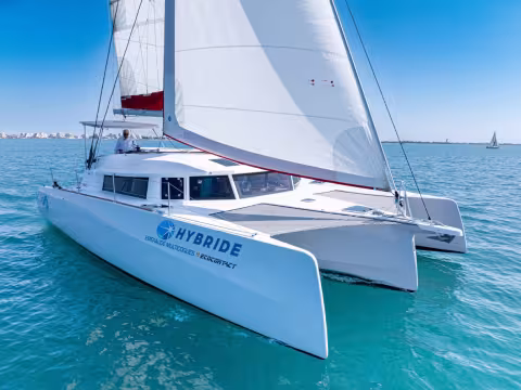Neel 43 Hybride par Emeraude Multicoques | Tesaer essai en mer | Multicoques Mag