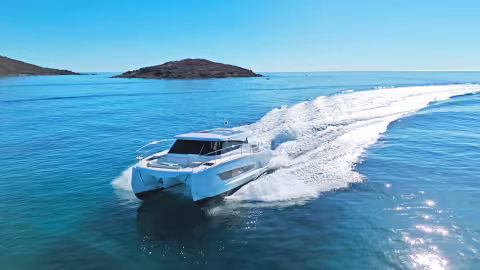 Aventura 38 Sedan Powercat | Teaser essai en mer | Multicoques Mag