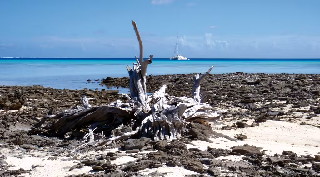 Jangada au mouillage dans l’atoll de Mopelia…