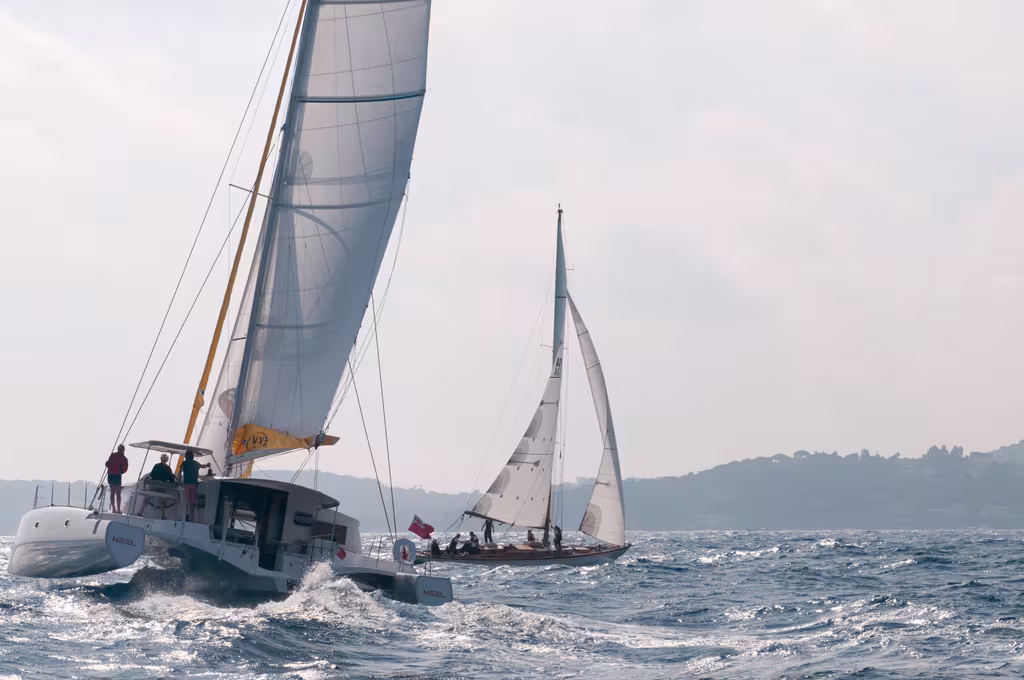 Au milieu des vieux gréements magnifiques des Voiles de St-Tropez, le Neel 45 est tout à fait à sa place.