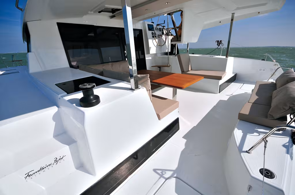 La liaison entre le poste de navigation et la partie aménagée est une réussite, notez le siège de barre intégré dans le moule d'injection.