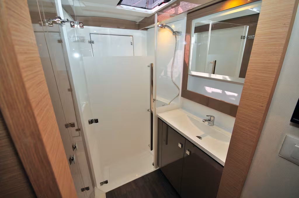 Une belle salle d'eau, bien conçue et soigneusement réalisée. Les WC séparés augmentent la qualité perçue.