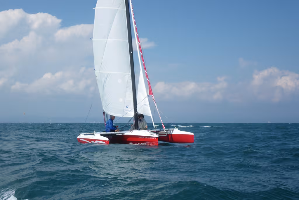 Confortable pour la famille, le 18.2 permet d'envisager des sorties à la journée comme de petites croisières côtières.