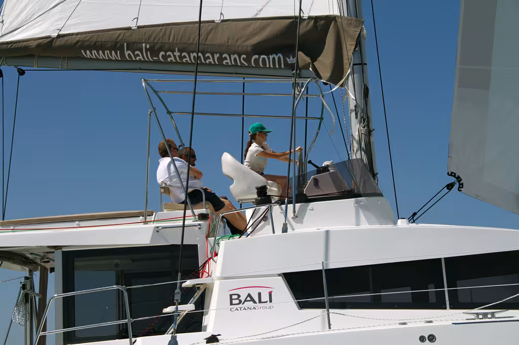 Le poste de barre surélevé offre une vision bien dégagée sur le plan d’eau. C’est là que se concentrent toutes les manœuvres.