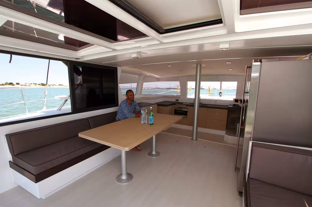 Vous ne rêvez pas, vous êtes bien à bord d'un 43 pieds. L'espace d'un seul tenant carré/cockpit donne un volume époustouflant.